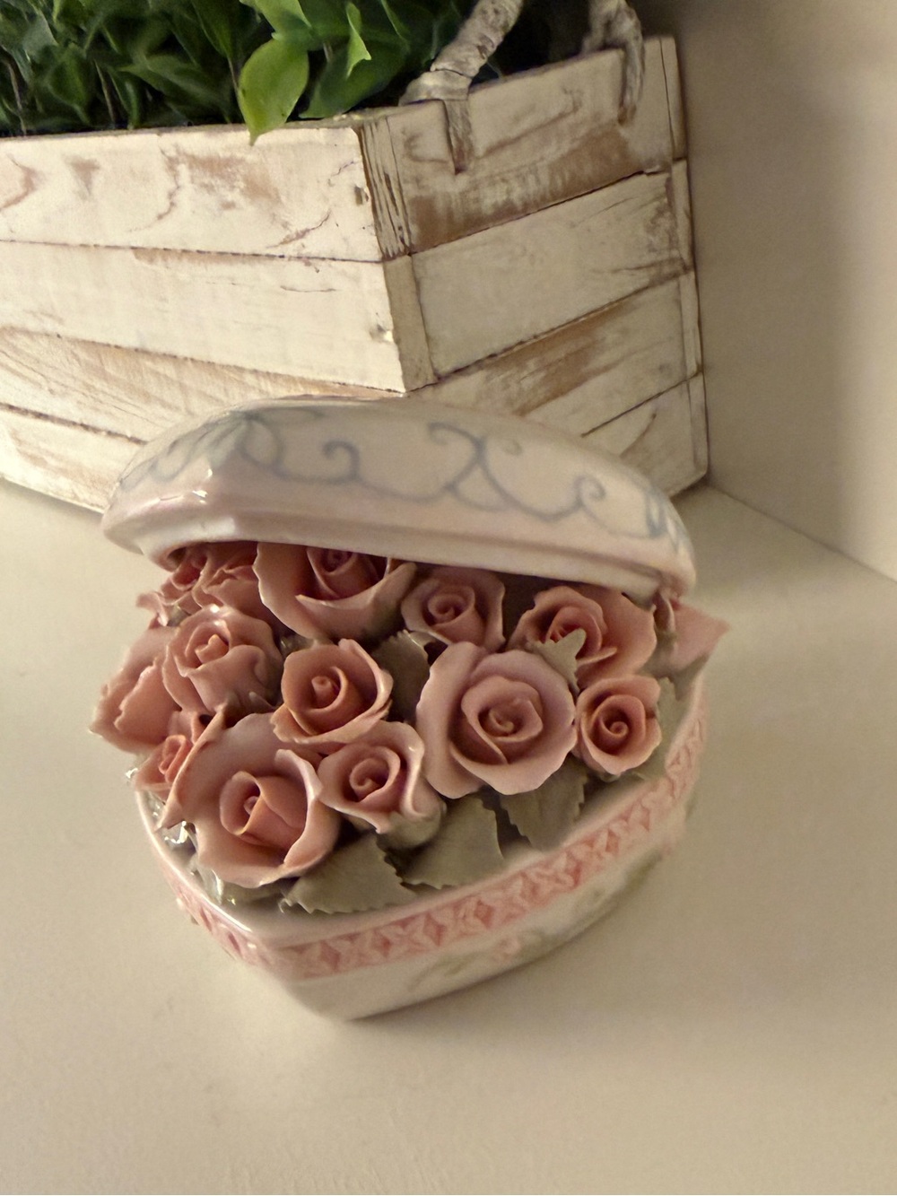 MUSIC BOX "HEART BOX BOUQUET" PINK ROSES,"LOVE STORY" PORCELAIN FIGURINE